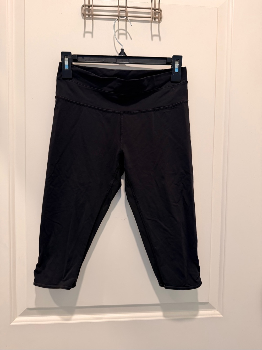 Lululemon Black Capri
Leggings with Ruched Hem and Keyhole Detail Size 6